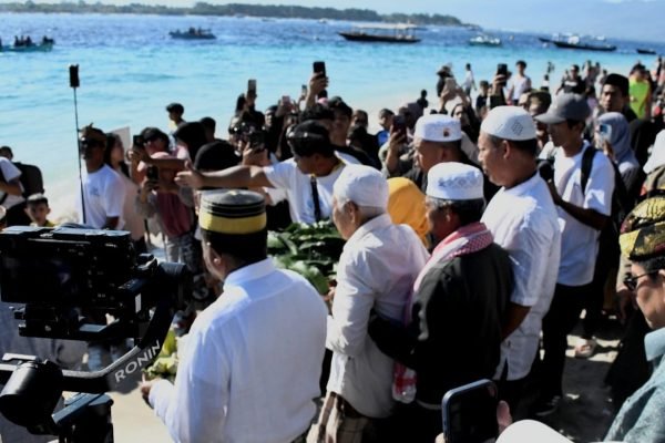 Masyarakat bersama Tokoh Adat saat akan melakukan ritual Mandi Safar di Gili Trawangan (Foto. kicknews.today/Ist)