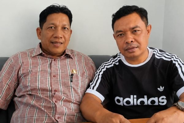 Kabid Pendataan dan Administrasi Desa, DPMD Lombok Utara, Marta Efendi (kiri) dan Kepala Desa Tanjung, Budiawan. (Foto. kicknews.today/Anggi)