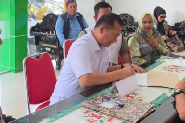 Gubernur NTB, Lalu Muhamad Iqbal saat melakukan pendaftaran sebagai Calon Ketua KONI NTB. (Foto. kicknews today/Ist)