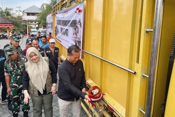 Gubernur NTB Dr H Lalu Muhamad Iqbal bersama Wakil Gubernur NTB Hj Indah Damayanti Putri saat memecahkan kendi sebagai tanda keberangkatan tim Tagana ke NTT. (foto kicknews.today/adpim)