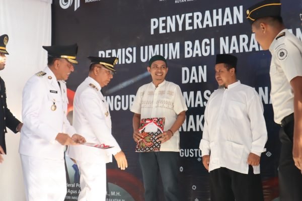 Wali Kota Bima H A Rahman menyerahkan SK remisi HUT RI secara simbolis pada warga binaan Rutan Kelas II B Raba.