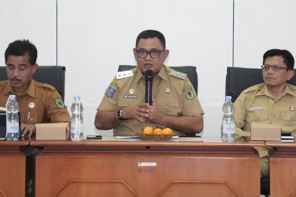 Wabup Lombok Utara, Kusmalahadi Syamsuri (tengah) saat membuka Rapat Persiapan Expose Manajemen Talenta ASN dan Pemenuhan Data pada aplikasi Sistem Manajemen Talenta (SIMATA) BKN di Aula Kantor Bupati Lombok Utara. (Foto. kicknews.today/Ist)