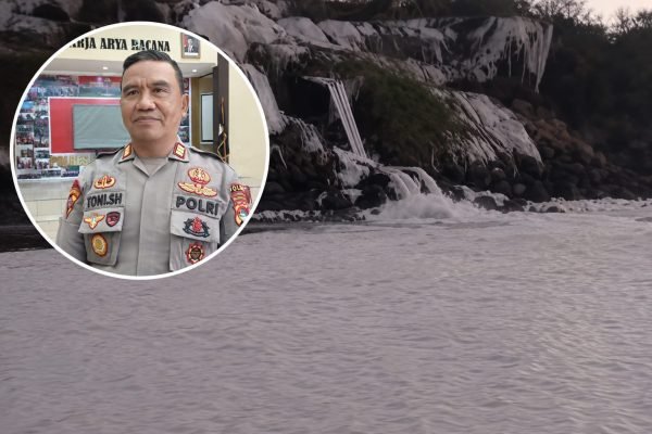 Kabag OPS Polres Lombok Utara, AKP Fatoni dengan background limbah udang yang mengalir kepantai. (Foto. kicknews.today/Ist)