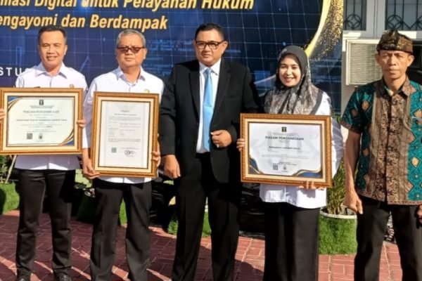 Kepala DKP3 KLU (dua dari kiri) bersama Bupati Lombok Utara (tengah) saat menerima sertifikat Indikasi Geografis (IG) dari Kementerian Hukum Republik Indonesia untuk Kopi Robusta Rinjani Lombok Utara. (Foto. kicknews.today/Ist)