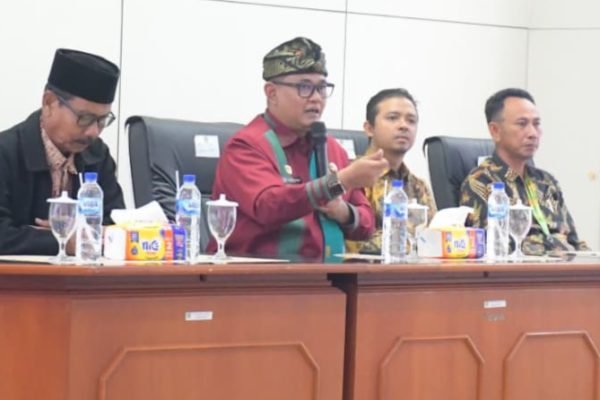 Wakil Bupati Lombok Utara (batik merah) saat membuka kegiatan Sosialisasi DKD KLU. (Foto. kicknews.today/Ist)