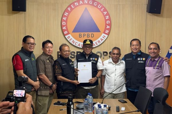 Gubernur NTB Lalu Muhamad Iqbal dan Gubernur Bali I Wayan Koster hadir langsung di NTT untuk memastikan masyarakat terdampak gempa M7,7 tidak menghadapi masa sulit sendirian, yang di sambut langsung oleh Gubernur NTT Emanuel Melkiades Laka Lena. (foto kicknews.today/adpim)