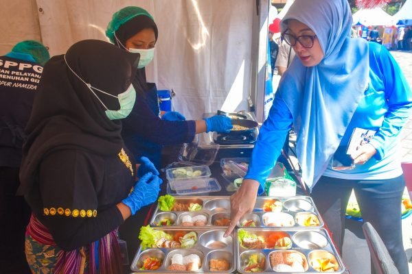 Ketua Tim Penggerak PKK Provinsi Nusa Tenggara Barat, Hj. Sinta Agathia saat meninjau menu kreatif MBG di halaman Kantor Gubernur NTB. (foto kicknews.today/adpim)