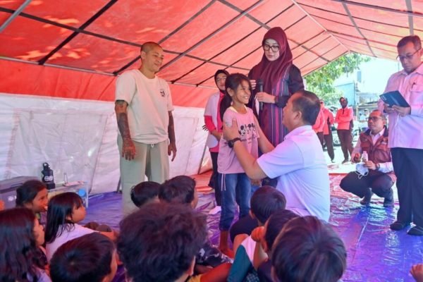 Gubernur Iqbal saat mengunjungi langsung Desa Adat Sade, Kabupaten Lombok Tengah, Rabu (26/8). Didampingi Ketua Tim Penggerak PKK Provinsi NTB Sinta Agathia dan Bupati Lombok Tengah Lalu Pathul Bahri (foto kicknews.today/adpim)