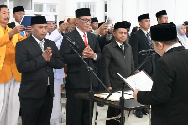 Bupati Lombok Utara, Najmul Akhyar saat mengambil sumpah para pejabat yang di mutasi. (Foto. kicknews.today/Anggi)