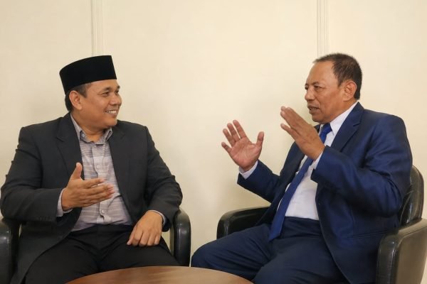 Ekonom Universitas Mataram, Dr. H. Iwan Harsono, S.E., M.Ec., dalam diskusi bersama Kepala Dinas Komunikasi, Informatika dan Statistik Provinsi NTB sekaligus Juru Bicara Pemprov NTB, Dr. H. Ahsanul Halik, di Mataram, Sabtu 29/8 (foto kicknews.today/adpim)