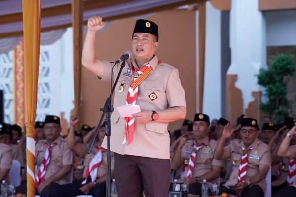 Gubernur NTB Dr H Lalu Muhamad Iqbal saat memimpin Upacara Peringatan Hari Pramuka ke-65 Tingkat Kwartir Daerah (Kwarda) NTB di Lapangan Bumi Gora, Kantor Gubernur NTB, Sabtu 29/8 (foto kicknews.today/adpim)