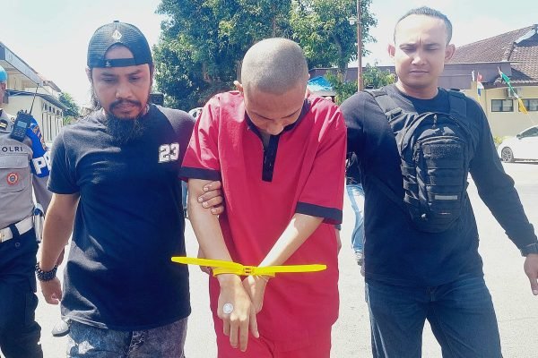 BDSP alias Bogel (29) saat di gelandang ke Tahti Polda NTB. (Foto. kicknews.today/Ist)