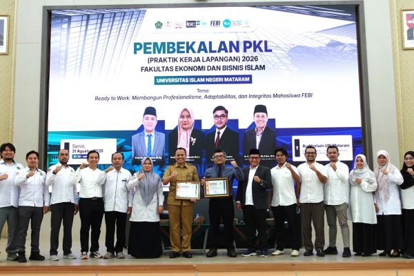 Kepala Dinas Komunikasi, Informatika dan Statistik Provinsi NTB, Dr. H. Ahsanul Halik, S.Sos., M.H., saat menjadi narasumber Pembekalan Praktik Kerja Lapangan (PKL) mahasiswa Fakultas Ekonomi dan Bisnis Islam (FEBI) UIN Mataram, Senin 31/8 (foto kicknews.today/adpim)