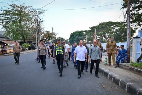 NTB Lalu Muhamad Iqbal dan Walikota Mataram Mohan Roliskana, keduanya turun bersama ke simpang empat Rembiga Kota Mataram. (foto kicknews.today/adpim)
