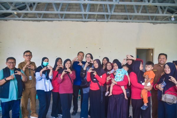 Gubernur Muhamad Iqbal didampingi Ketua TP PKK saat mengunjungi Posyandu Wana Tirta di Dusun Sesaot Timur, Desa Sesaot, Lombok Barat, Selasa (1/9/2026), usai meninjau SMA Negeri 1 Lingsar. (foto kicknews.today/adpim)