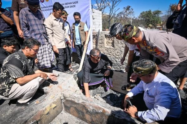 Gubernur NTB Lalu Muhamad Iqbal hadir langsung dalam prosesi nyemulak yang menandai dimulainya pembangunan kembali Kampung Adat Sade, Desa Rambitan, Kecamatan Pujut, Kabupaten Lombok Tengah (foto kicknews.today/ist)