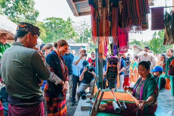 Putri Mahkota Swedia Victoria saat berada di desa adat karang bajo kecamatan bayan lombok utara (foto kicknews.today/ist)