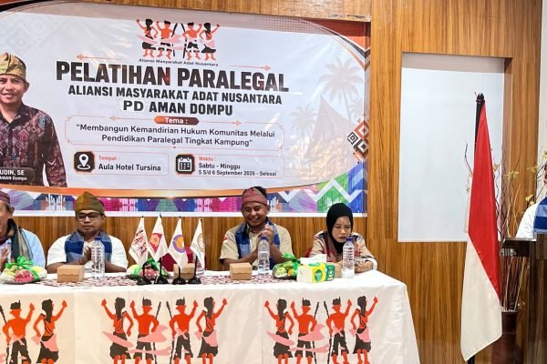 Ketua AMAN NTB saat memberikan pemaparan Paralegal. (Foto. kicknews.today/Ist)