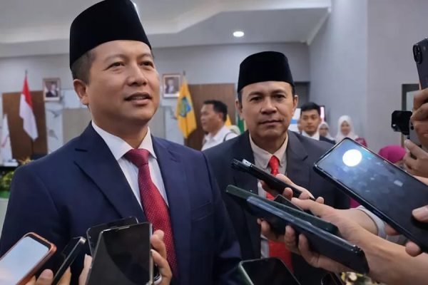 Gubernur NTB Dr H Lalu Muhamad Iqbal bersama Kepala Dinas Komunikasi, Informatika dan Statistik NTB, Dr. H. Ahsanul Halik. (foto kicknews.today/adpim)