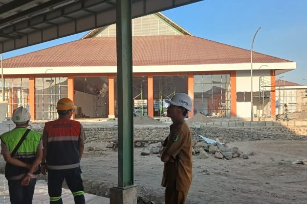 Dinas Sosial saat mengecek kondisi pembangunan Gedung Sekolah Rakyat di Amor Amor. (Foto. kicknews.today/Ist)