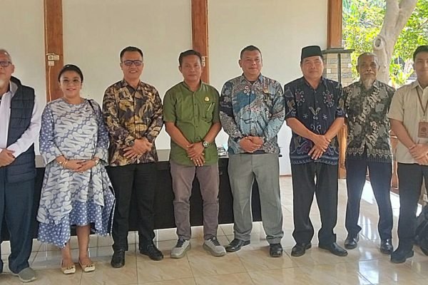 Pihak penyedia insinerator pengolahan sampah di Gili Trawangan, bersama Kepala DLH KLU. (Foto. kicknews.today/Ist)