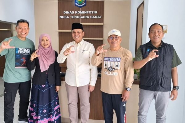 Kepala Dinas Kominfotik NTB sekaligus Juru Bicara Pemprov NTB, Dr. H. Ahsanul Halik Bersama kabid IKP dan panitia jambore nasional widya iswara (foto kicknews.today/adpim)