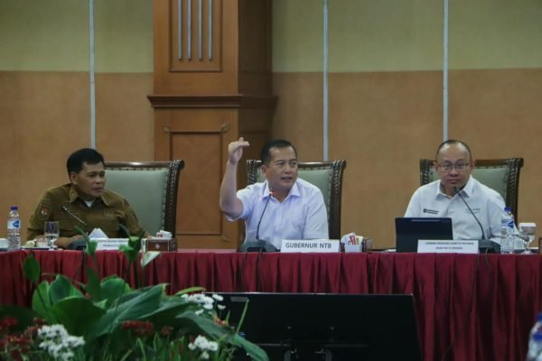 Gubernur Muhamad Iqbal bersama Asisten II Setda NTB Lalu Moh Faozal dan Chairman Pertamina Grand Prix of Indonesia Troy Reza Warokka (foto kicknews.today/adpim)