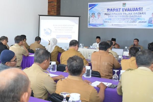 Bupati Lombok Utara bersama DPRD dan Kepala OPD KLU, saat Rapat Evaluasi pencapaian Pajak dan Retribusi Daerah. (Foto. kicknews.today/Ist)
