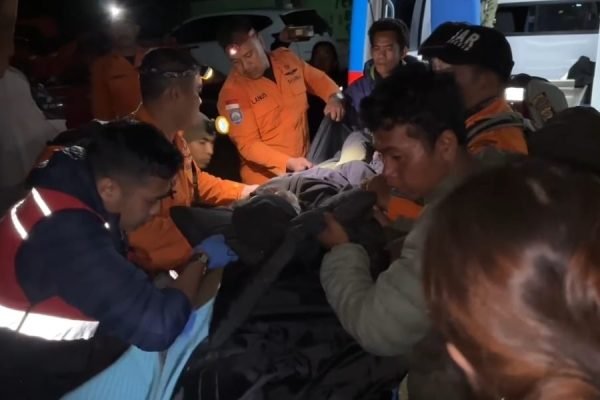 Tim SAR gabungan berhasil mengevakuasi seorang pendaki yang merupakan Warga Negara Asing (WNA) asal China bernama Li Xianhua (47/Wanita) dalam kondisi selamat (foto kicknews.today/ist)