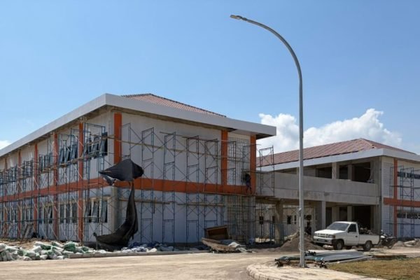 Tampak samping pembangunan gedung Sekolah Rakyat Terintegritas 1 KLU. (Foto. kicknews.today/Anggi)