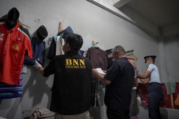Lapas Kelas IIA Lombok Barat menggandeng APH menggelar razia gabungan dan tes urine sebagai langkah memperkuat komitmen Zero Halinar, Rabu (16/9/2026) malam (foto kicknews.today/ist)