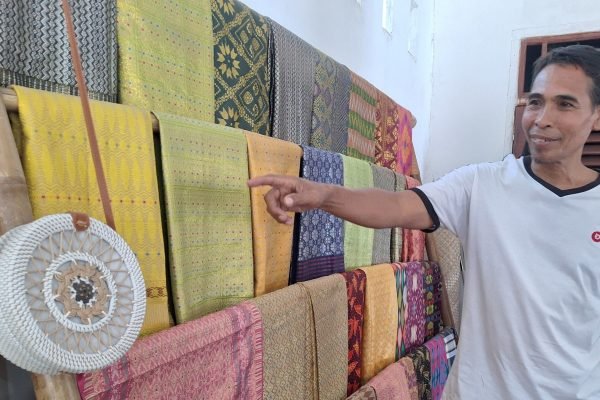 Koordinator Mina Tenun Desa Sukarara, Sudiman. (Foto. kicknews.today/Ist)