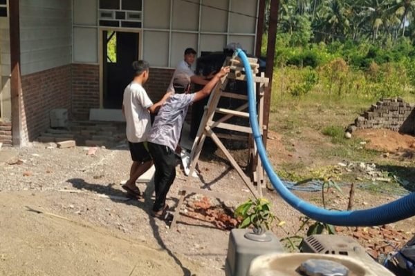 Petugas BPBD saat menyalurkan air ke tandon yang ada di Desa Genggelang Kecamatan Gangga, KLU. (Foto. kicknews.today/Ist)