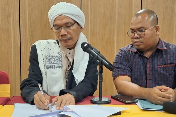 H. Muhammad Imanuddin Sumar (kiri) didampingi kuasa hukum, Yuda Aditia Maatfa (kanan) saat gelar konfrensi pers. (Foto. kicknews.today/Ist)