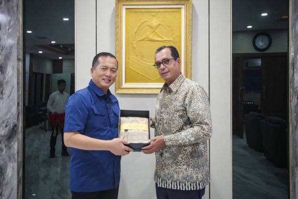 Gubernur NTB Lalu Muhamad Iqbal menerima kunjungan Dubes Mohamed Trabelsi di Ruang Kerja Gubernur NTB, Rabu 23/9 (foto kicknews.today/adpim)