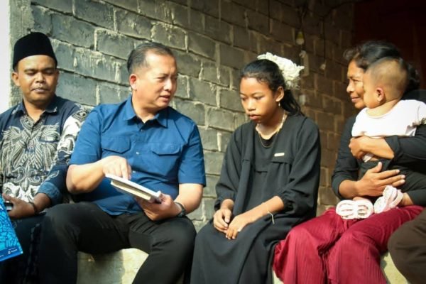 Gubernur NTB Lalu Muhamad Iqbal saat meninjau pembangunan Rumah Layak Huni (Mahyani) bagi warga terdampak banjir di Desa Kabul, Kecamatan Praya Barat Daya, Kabupaten Lombok Tengah, Rabu 23/9 (foto kicknews.today/adpim)