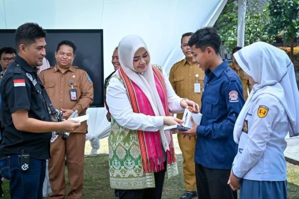 Wakil Gubernur NTB sekaligus Ketua BKOW Provinsi NTB, Hj. Indah Dhamayanti Putri, SE, M.Si, saat sosialisasi dan dialog bersama siswa-siswi SMAN 1 Terara, Kabupaten Lombok Timur, Selasa 22/9 (foto kicknews.today/adpim)