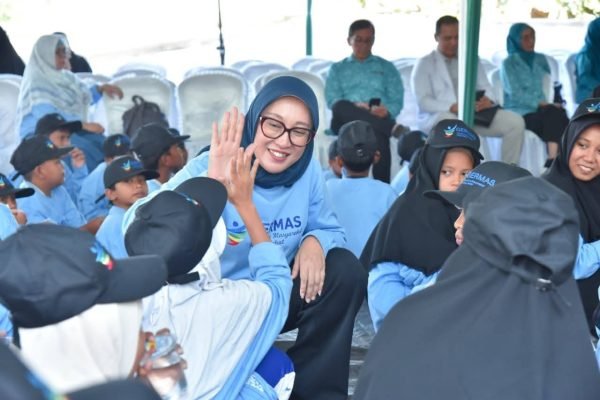 Ketua TP PKK M. Sinta Iqbal saat menghadiri kegiatan Gerakan Masyarakat Hidup Sehat (GERMAS) NTB bersama TP PKK Provinsi NTB di Pondok Pesantren As-Sa’idiyah Penjalin, Desa Sigar Penjalin, Kabupaten Lombok Utara, Rabu 23/9 (foto kicknews.today/adpim)