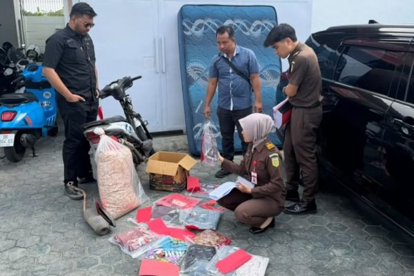 Satreskrim Polresta Mataram saat barang bukti kepada Kejaksaan Negeri Mataram. (Foto. kicknews.today/Ist)