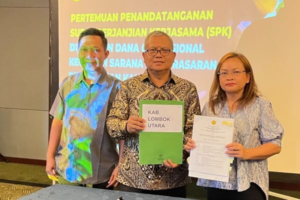 Kepala DKP3 KLU, Tresnahadi (tengah) usai penandatanganan Perjanjian Kerja Sama (PKS) bantuan sarana dan prasarana kakao tahun 2026 di IPB International Convention Center, Bogor. (Foto. kicknews.today/Ist