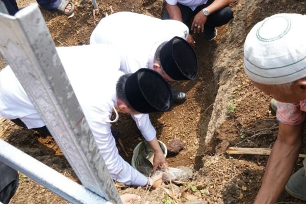 Bupati Lombok Utara, Najmul Akhyar saateletakkan batu pertama pada pembangunan kantor desa persiapan Pancor Mas. (Foto. kicknews.today/Ist)