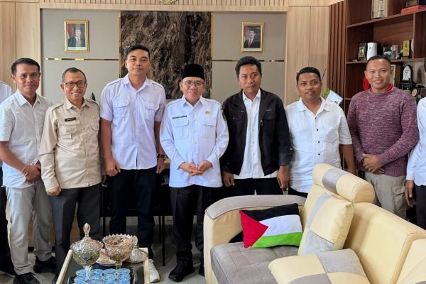 Forum PPPK KLU bertemu dengan Bupati Lombok Utara, Najmul Akhyar, Kamis (1/10/2026), untuk mempertanyakan kejelasan kebijakan pemerintah pusat sekaligus memastikan komitmen pemerintah daerah terhadap keberlanjutan status mereka. (Foto. kicknews.today/Ist)
