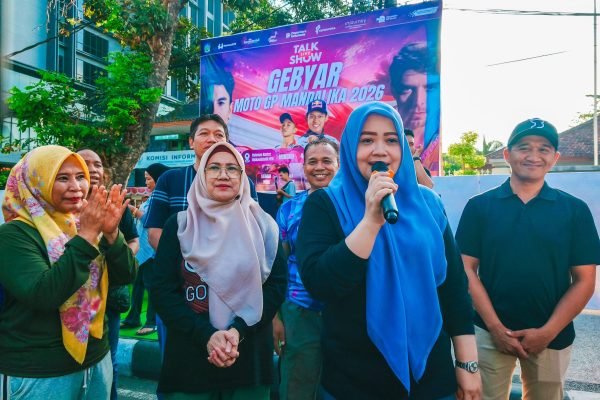 Wakil Gubernur NTB, Hj. Indah Dhamayanti Putri, SE, M,Si, saat menghadiri Gebyar MotoGP yang dirangkaikan dengan olahraga bersama di ruas Jl. Udayana depan Kantor Dinas Komunikasi, Informatika, dan Statistik (Diskominfotik) NTB, Minggu 4/10 (foto kicknews.today/adpim)
