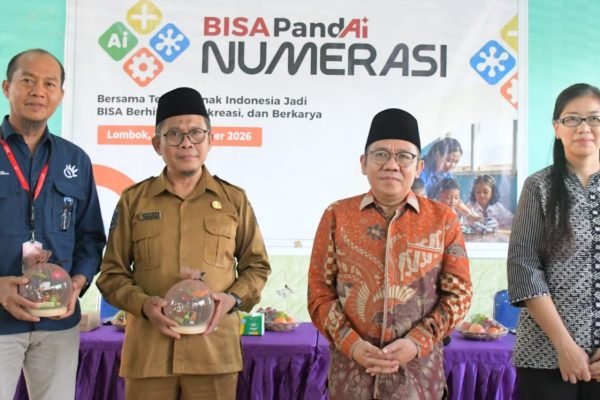 Bupati Lombok Utara, Najmul Akhyar saat membuka pelatihan “BISA PandAI NUMERASI” yang digelar Telkom Indonesia. (Foto. kicknews.today/Ist)