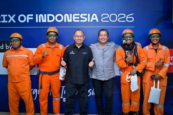 Gubernur Nusa Tenggara Barat (NTB) H Lalu Muhamad Iqbal dan Chairman MotoGP 2026 sekaligus Direktur Operasi ITDC, Troy Reza Warokka saat berfoto bersama marshal NTB. (foto kicknews.today/adpim)