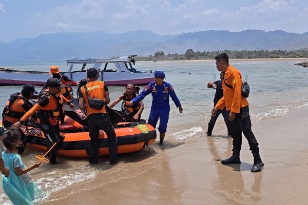 Tim SAR evakuasi korban terseret arus di Bima