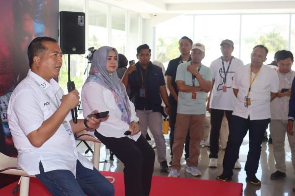 Gubernur Nusa Tenggara Barat (NTB) H Lalu Muhamad Iqbal dan wakil gubernur NTB Hj Indah Damayanti Putri di media Center Indonesia MotoGP Mandalika (foto kicknews.today/adpim)