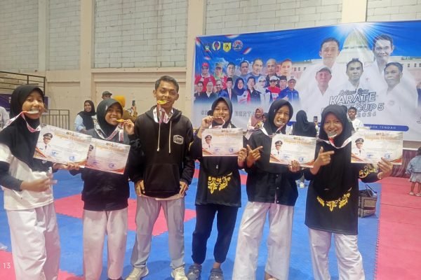 Siswi MTs Ponpes Al Husaini Kota Bima raih medali kejuaraan karate Bupati Cup di Lombok Tengah.