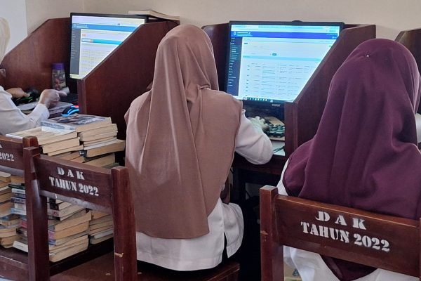 Staf Perpustakaan KLU saat masukan data untuk buku baru. (Foto. kicknews.today/Ist)