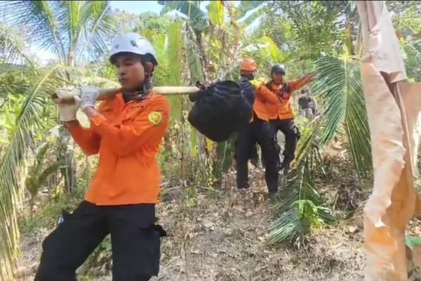 Tim SAR evakuasi mayat tanpa identitas di Lombok Utara.